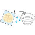袋の水をよく切り、麺を添付のカップにあけてください。