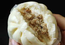 粗びきの豚肉とローストした玉ねぎの甘みが贅沢な味わい
